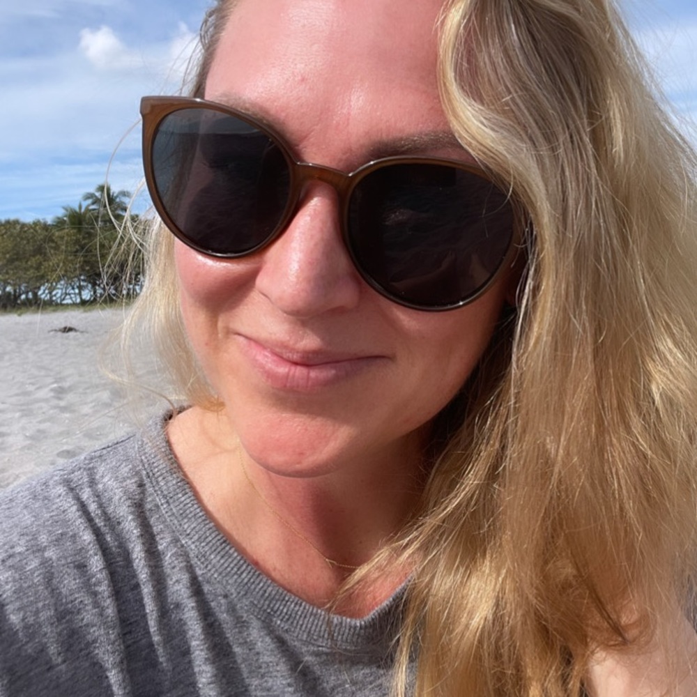 LIKE-NEW, lightweight sunnies! 🤎